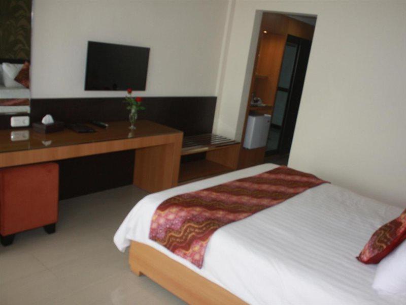 Urbanview Hotel Crown Tasikmalaya By Reddoorz Buitenkant foto