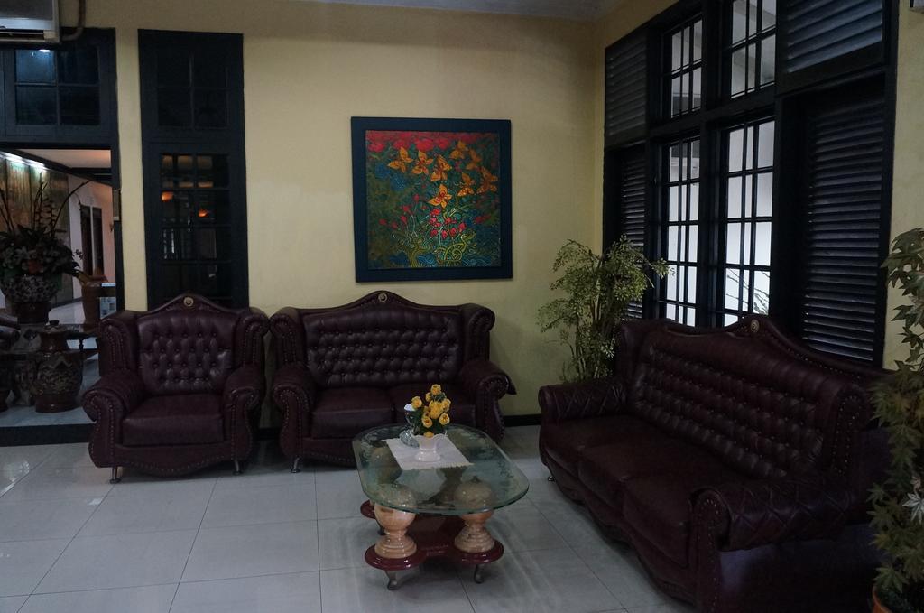 Urbanview Hotel Crown Tasikmalaya By Reddoorz Buitenkant foto