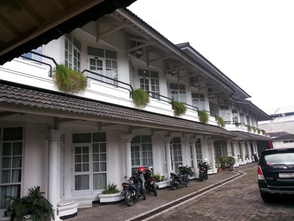Urbanview Hotel Crown Tasikmalaya By Reddoorz Buitenkant foto