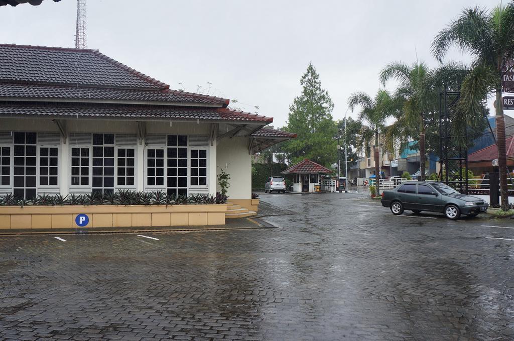 Urbanview Hotel Crown Tasikmalaya By Reddoorz Buitenkant foto