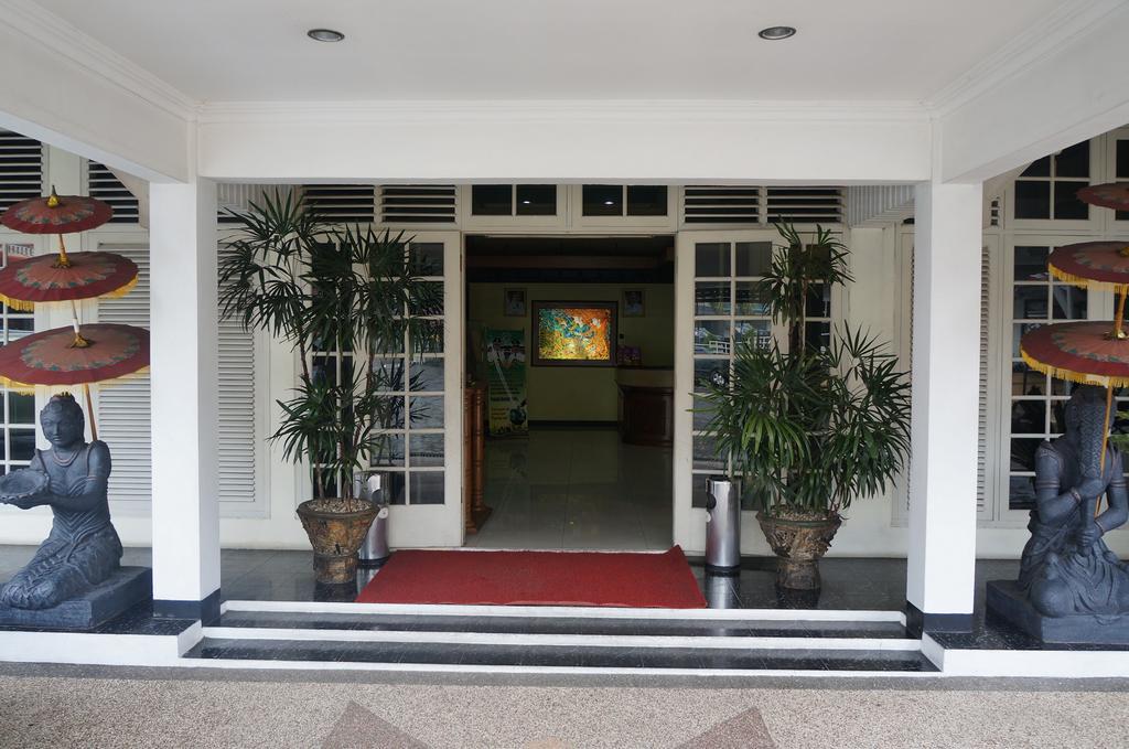 Urbanview Hotel Crown Tasikmalaya By Reddoorz Buitenkant foto