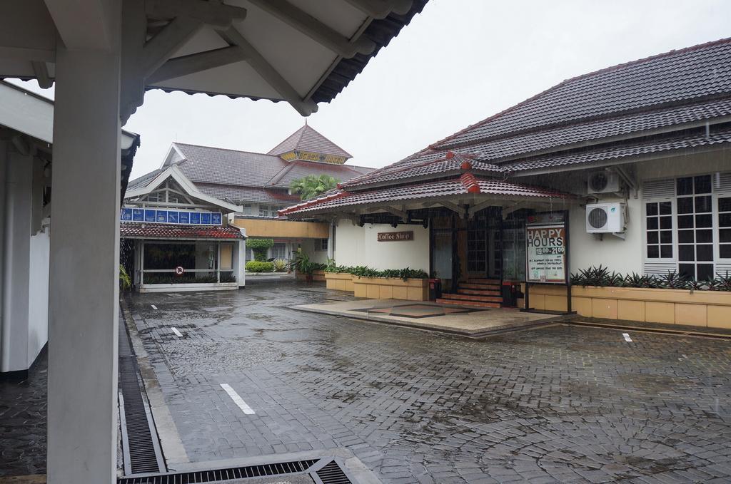 Urbanview Hotel Crown Tasikmalaya By Reddoorz Buitenkant foto