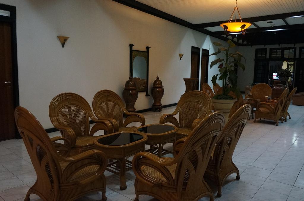 Urbanview Hotel Crown Tasikmalaya By Reddoorz Buitenkant foto