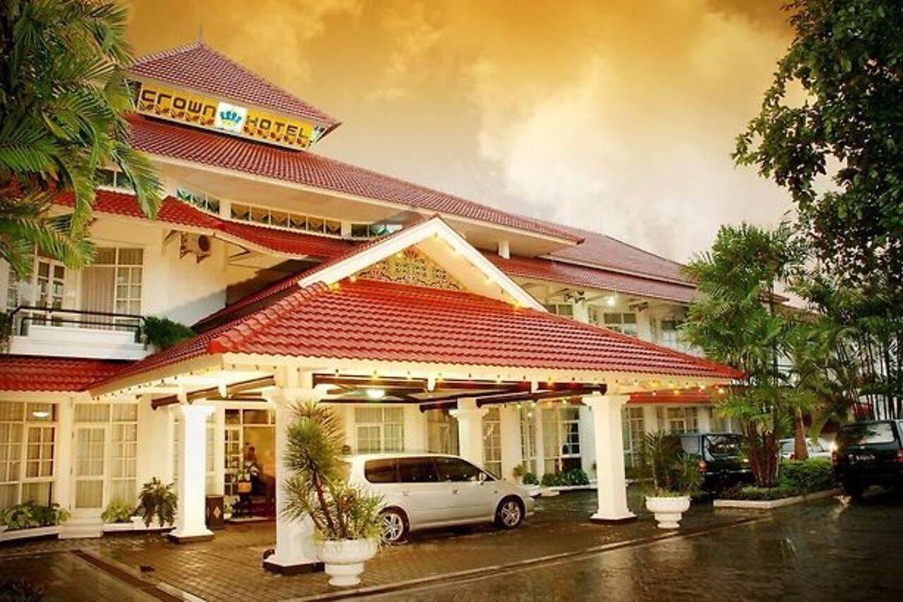 Urbanview Hotel Crown Tasikmalaya By Reddoorz Buitenkant foto