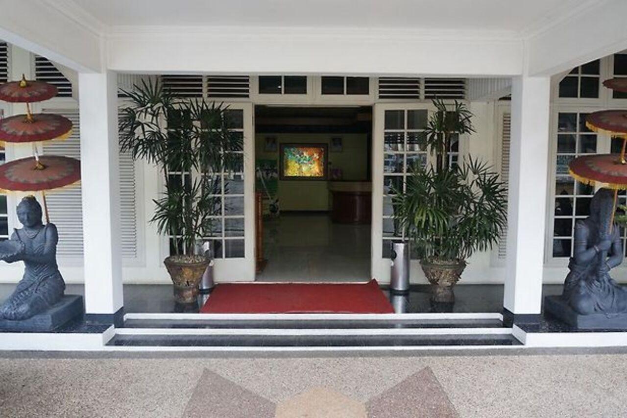 Urbanview Hotel Crown Tasikmalaya By Reddoorz Buitenkant foto