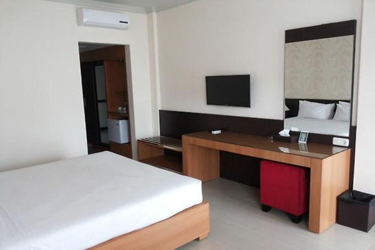Urbanview Hotel Crown Tasikmalaya By Reddoorz Buitenkant foto