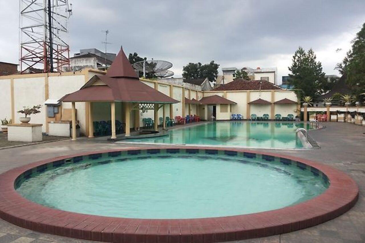 Urbanview Hotel Crown Tasikmalaya By Reddoorz Buitenkant foto