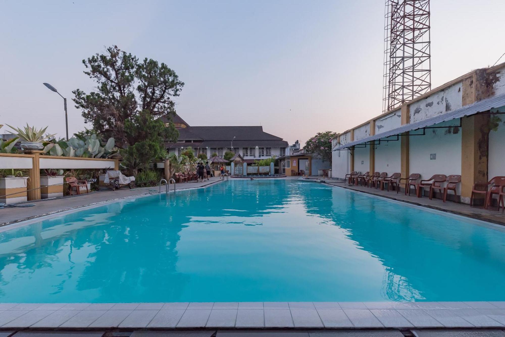 Urbanview Hotel Crown Tasikmalaya By Reddoorz Buitenkant foto
