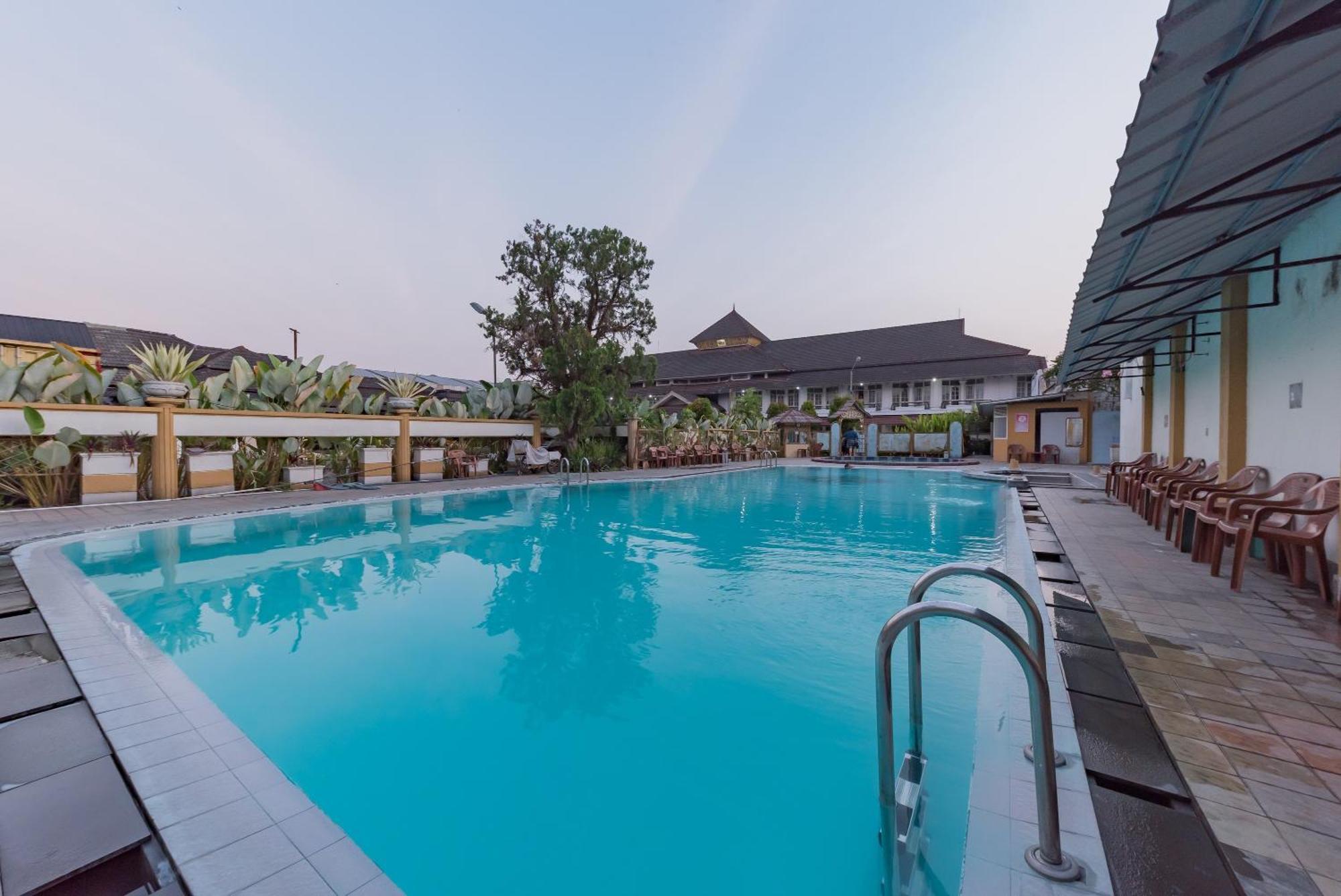 Urbanview Hotel Crown Tasikmalaya By Reddoorz Buitenkant foto