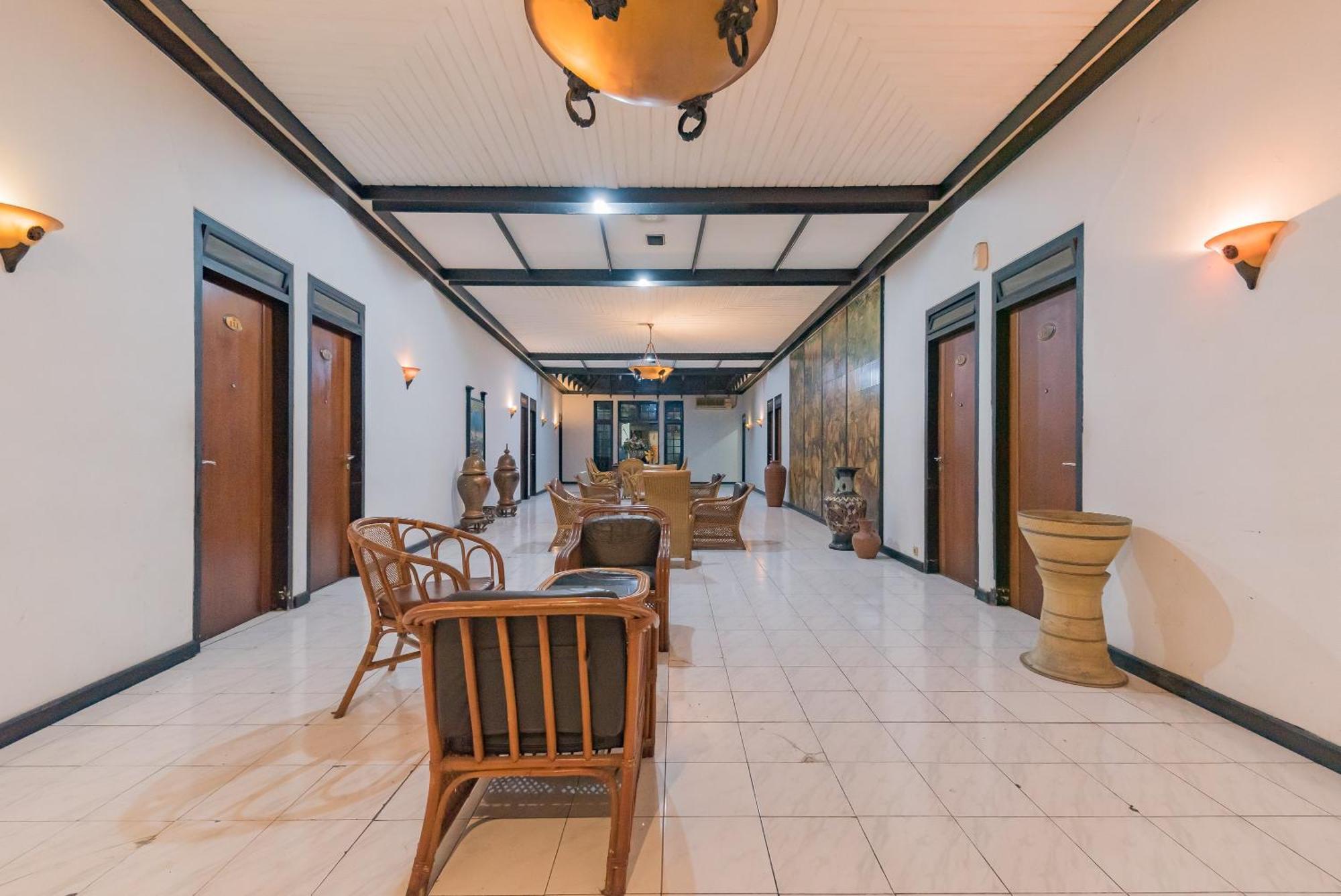 Urbanview Hotel Crown Tasikmalaya By Reddoorz Buitenkant foto