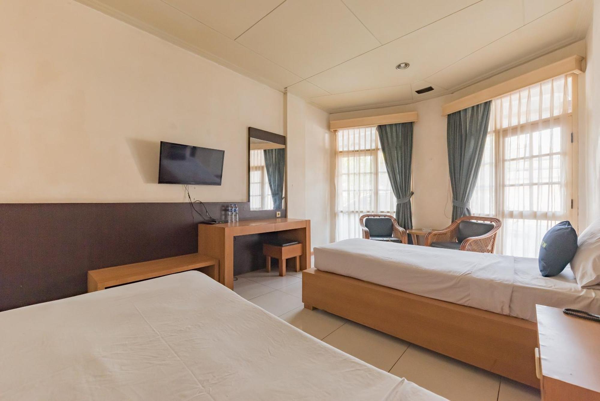 Urbanview Hotel Crown Tasikmalaya By Reddoorz Buitenkant foto
