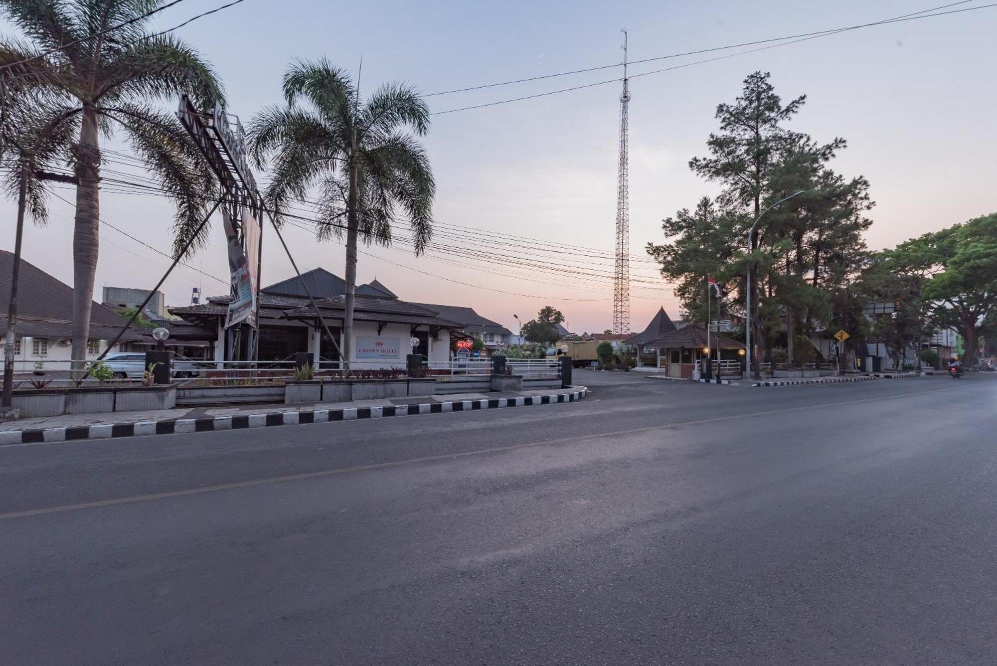 Urbanview Hotel Crown Tasikmalaya By Reddoorz Buitenkant foto