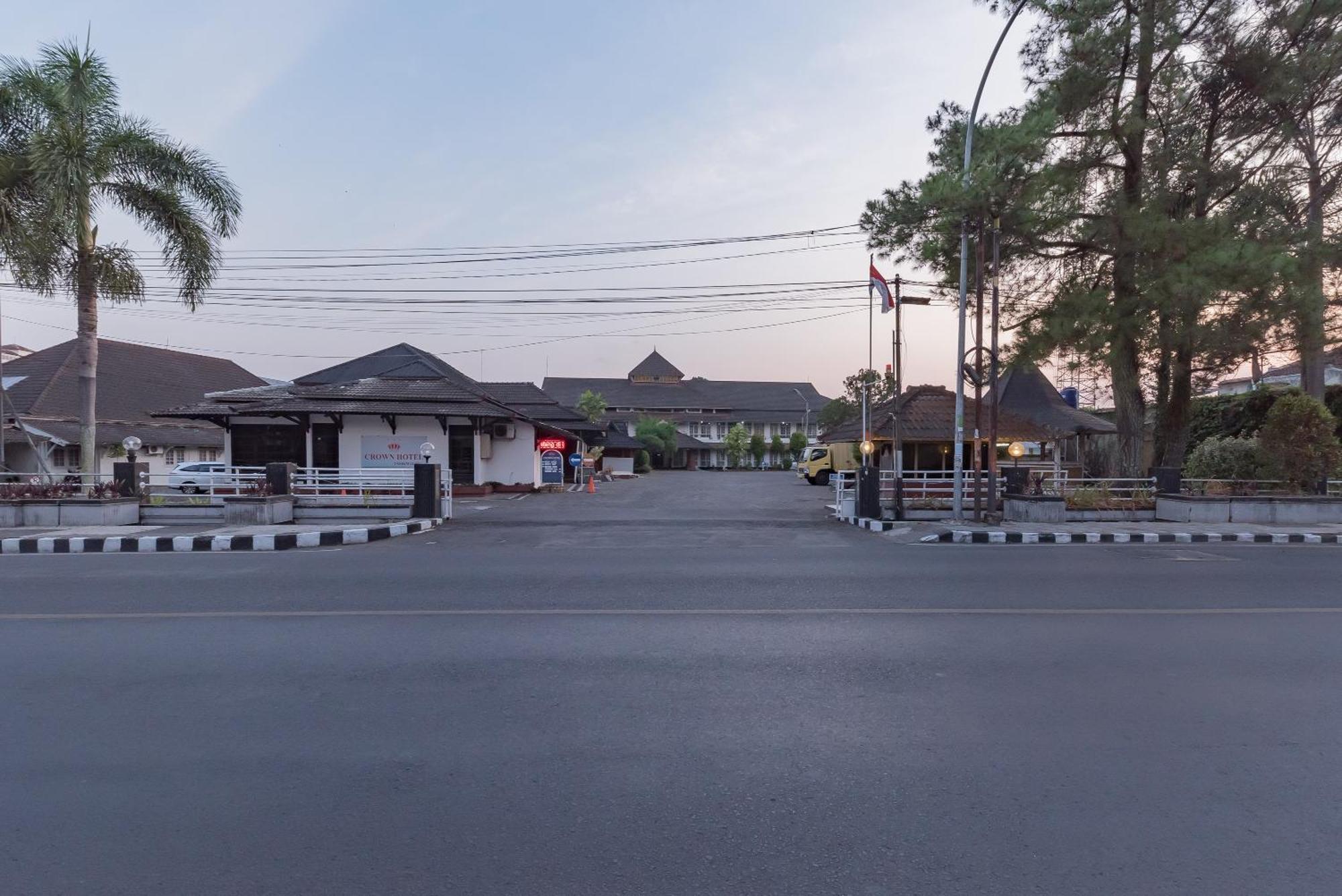 Urbanview Hotel Crown Tasikmalaya By Reddoorz Buitenkant foto