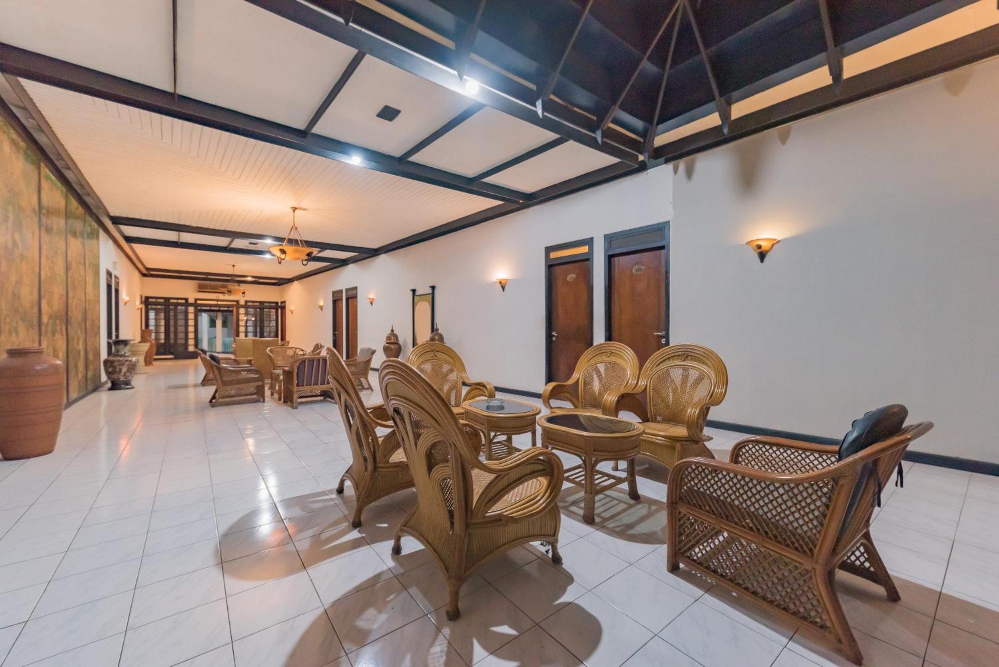 Urbanview Hotel Crown Tasikmalaya By Reddoorz Buitenkant foto