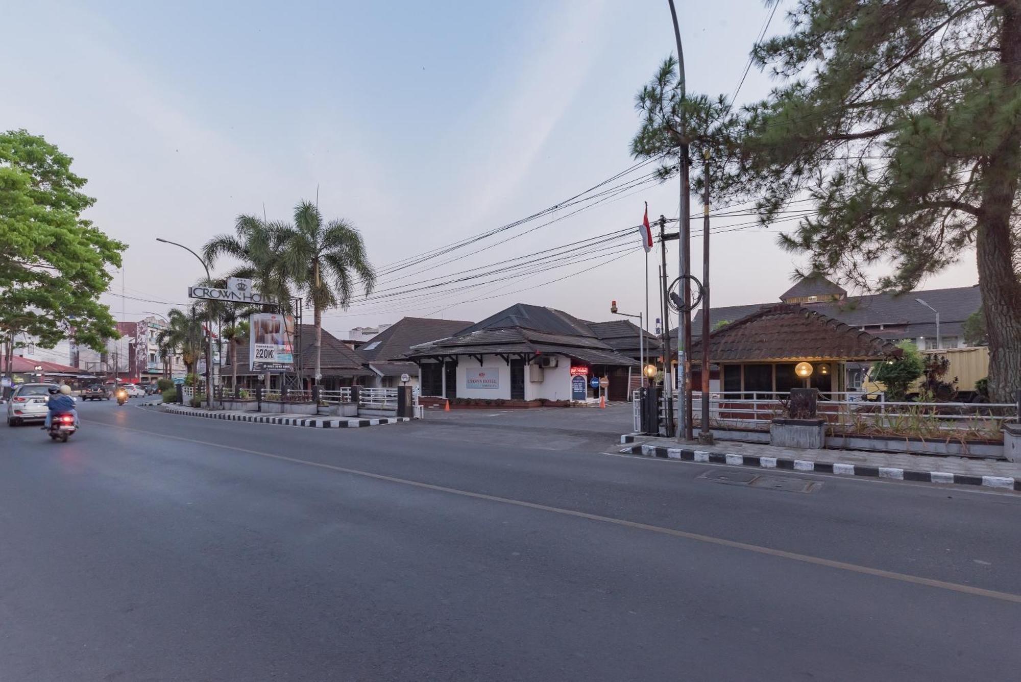 Urbanview Hotel Crown Tasikmalaya By Reddoorz Buitenkant foto