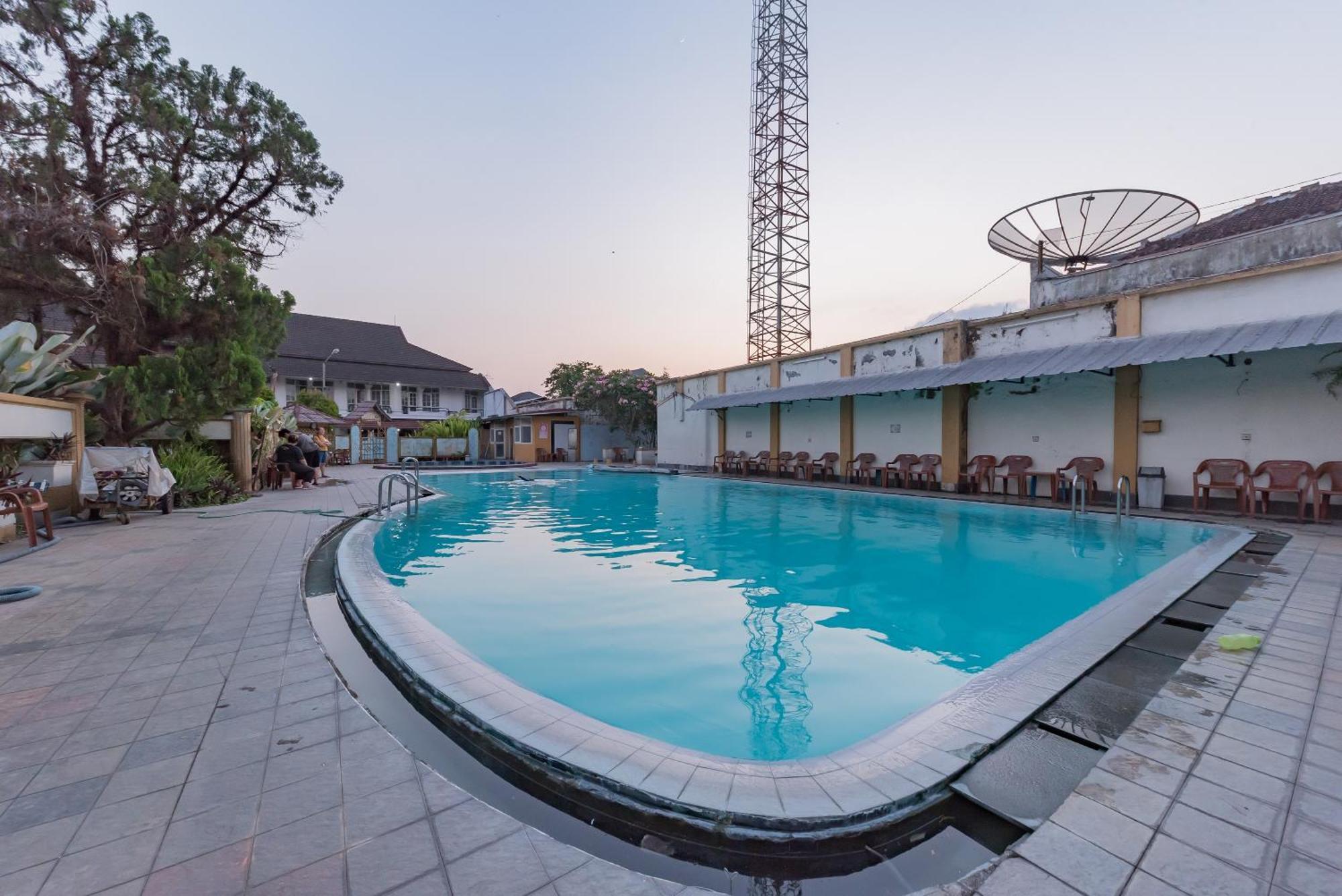 Urbanview Hotel Crown Tasikmalaya By Reddoorz Buitenkant foto