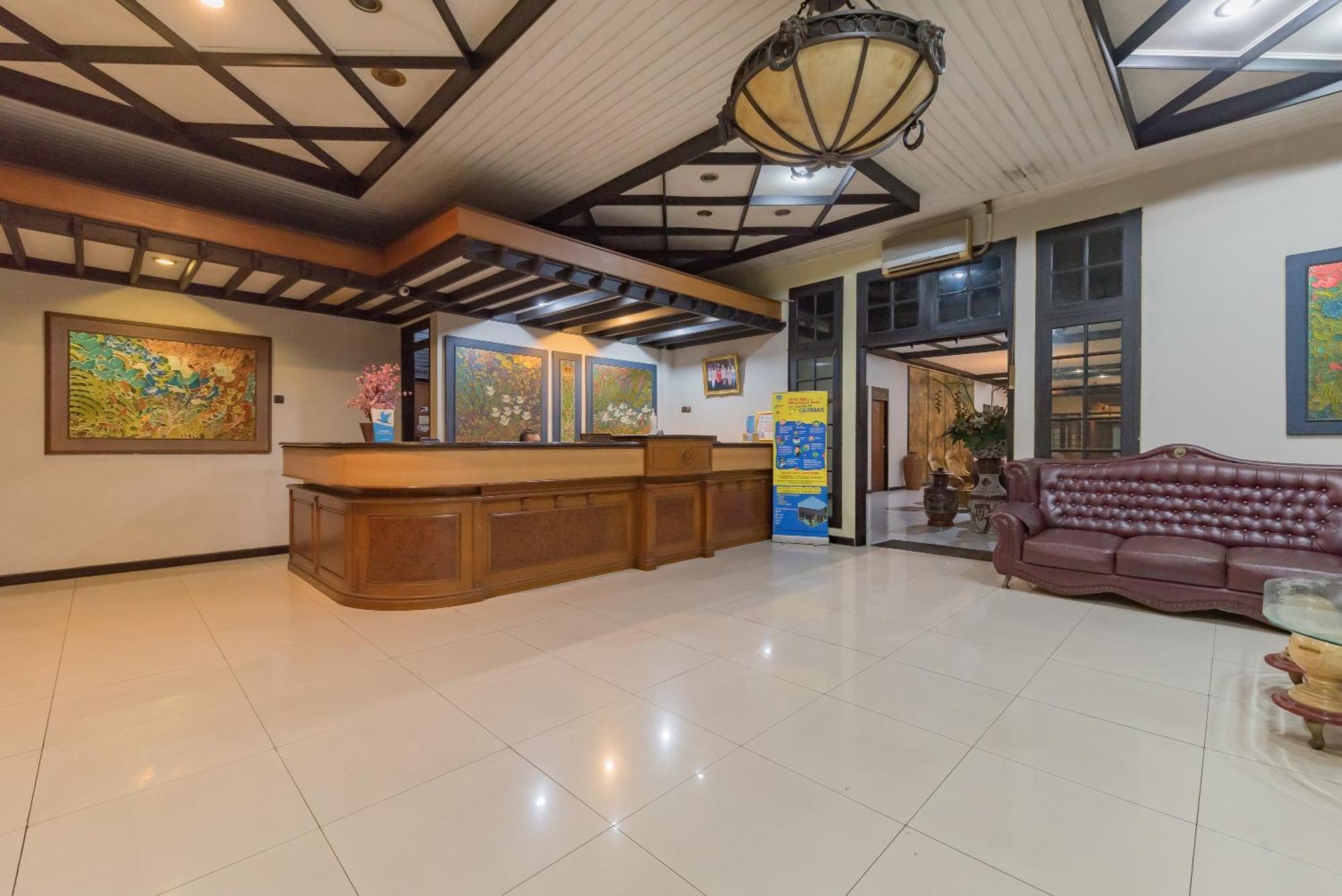 Urbanview Hotel Crown Tasikmalaya By Reddoorz Buitenkant foto