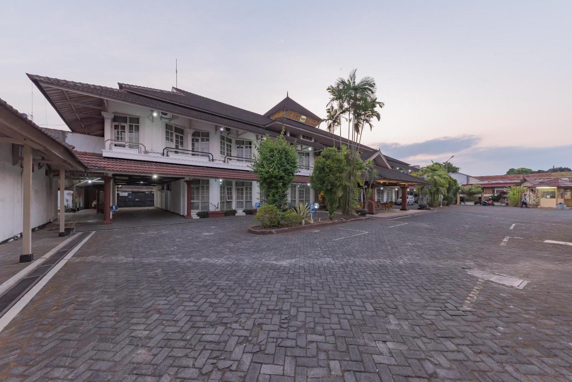 Urbanview Hotel Crown Tasikmalaya By Reddoorz Buitenkant foto