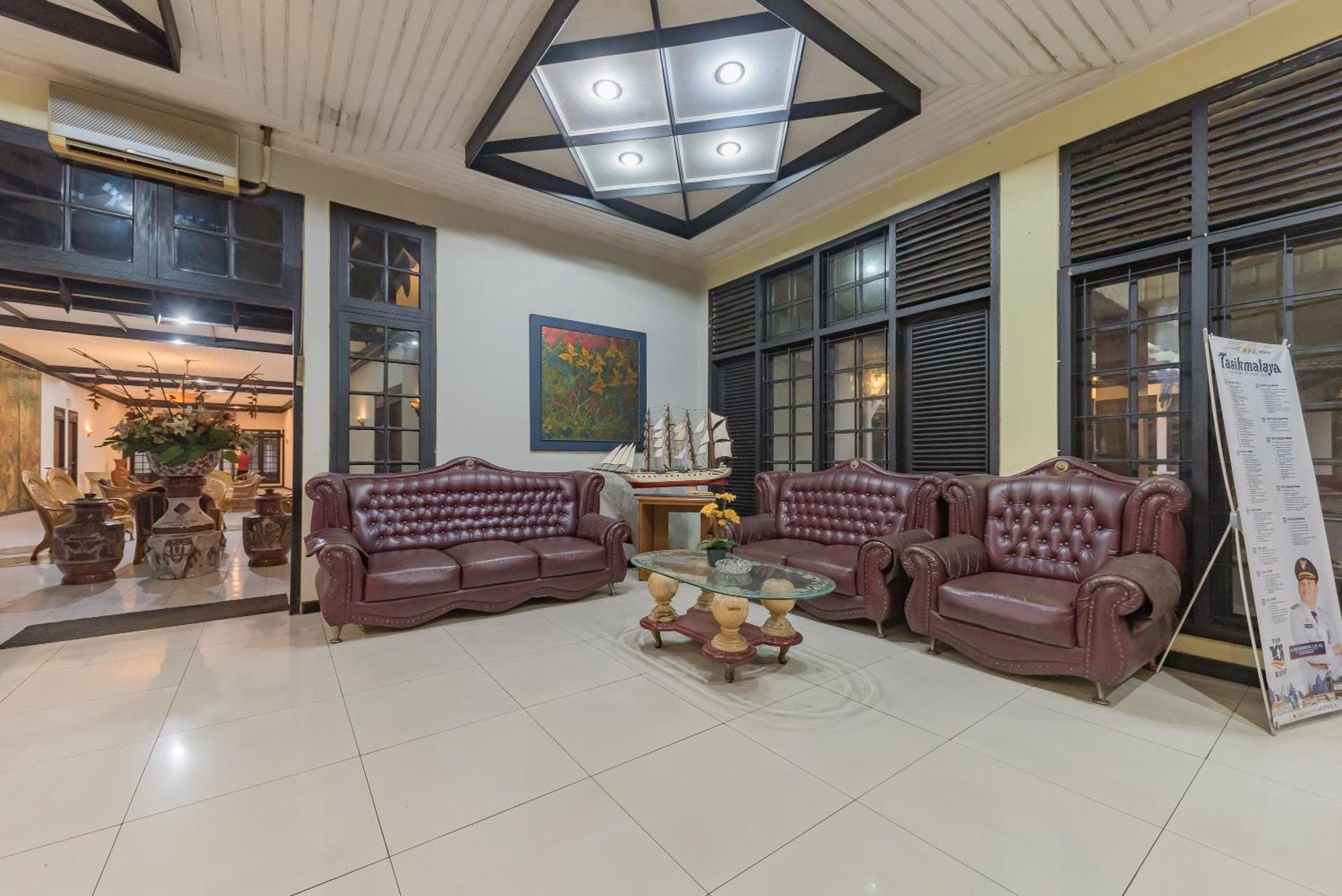 Urbanview Hotel Crown Tasikmalaya By Reddoorz Buitenkant foto