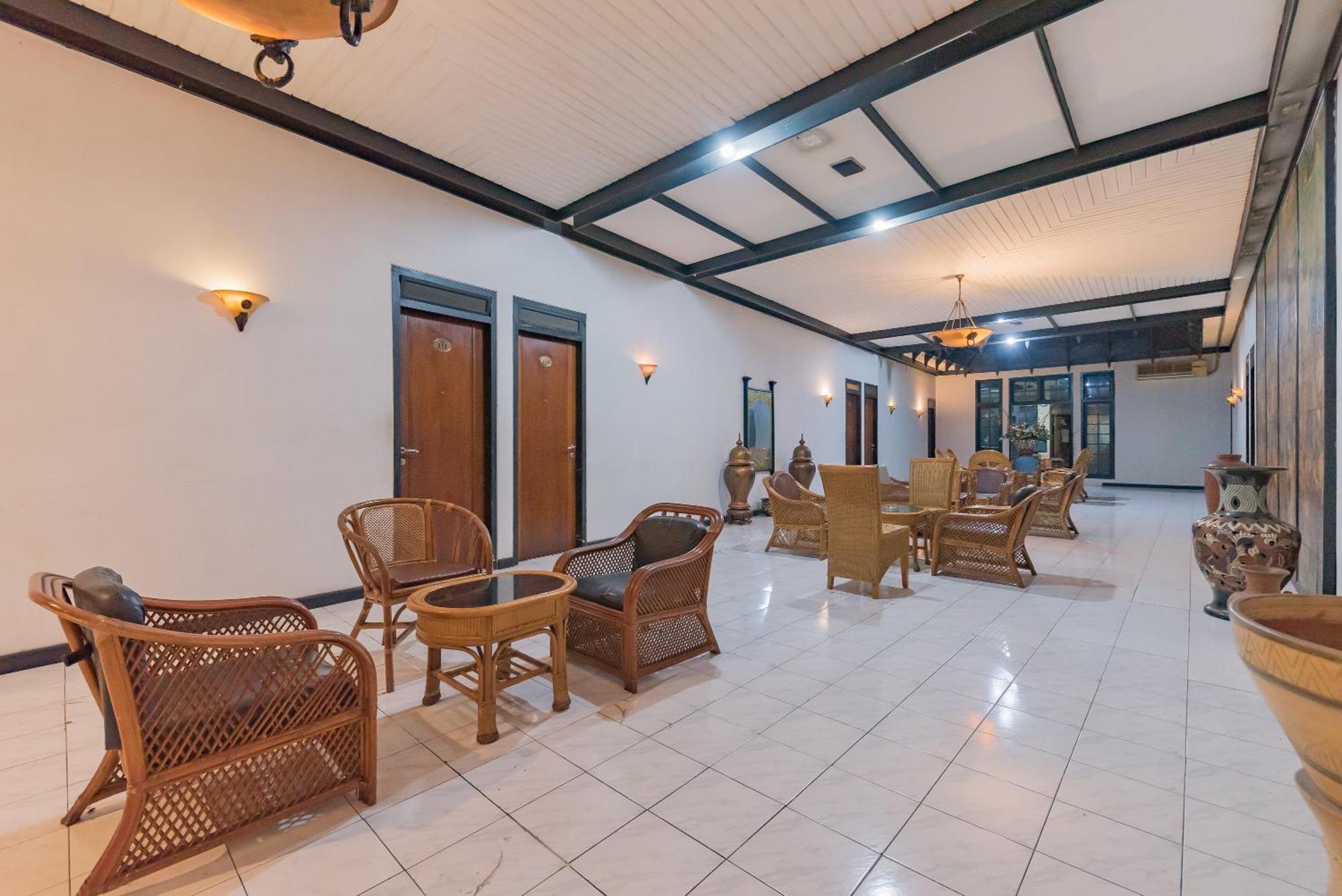 Urbanview Hotel Crown Tasikmalaya By Reddoorz Buitenkant foto
