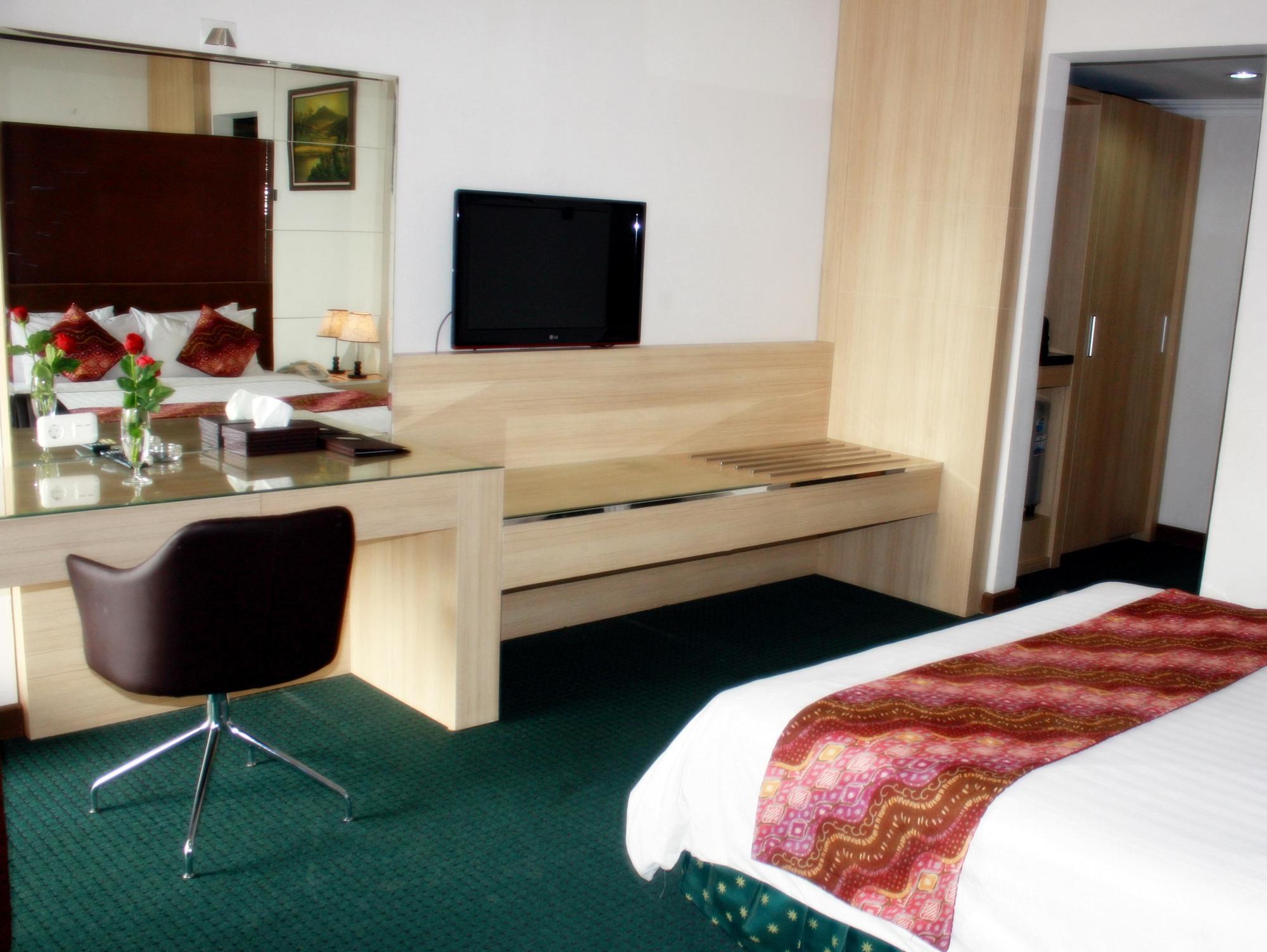 Urbanview Hotel Crown Tasikmalaya By Reddoorz Buitenkant foto